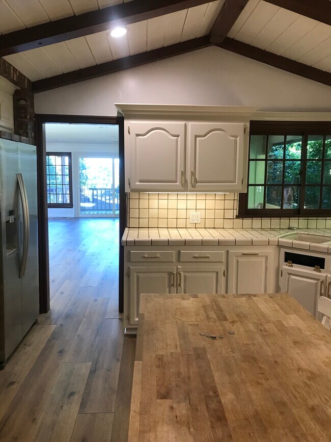 Foto del edificio - 4776 Galendo St