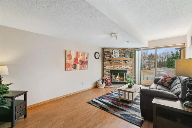 Foto del edificio - 9202 Upland Ln N