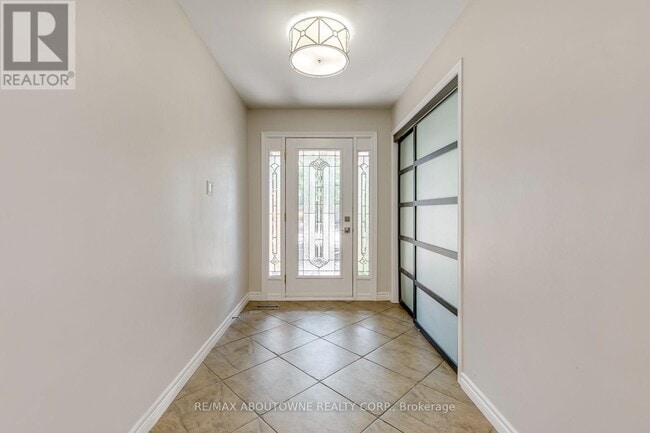 Building Photo - 1124 Notley Crescent