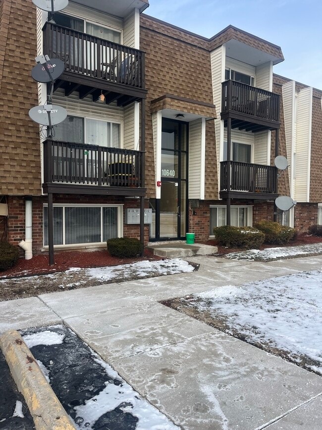 Building Photo - 10640 Brooks Ln