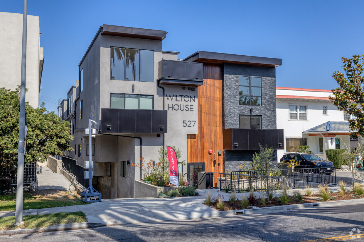 Building Photo - 527 S Wilton Pl