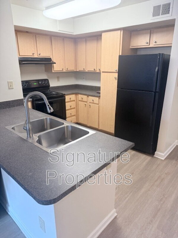 Building Photo - 724 Bristol Village Dr