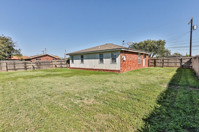 Foto del edificio - 2 Bedroom House w Large yard