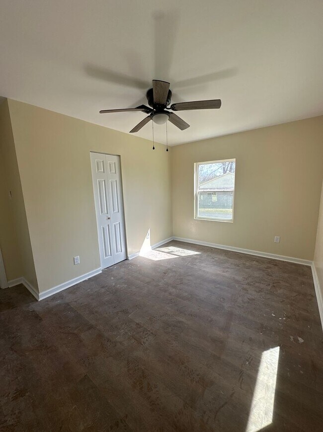 Foto del edificio - 5 bedroom Available 2 Bathroom home