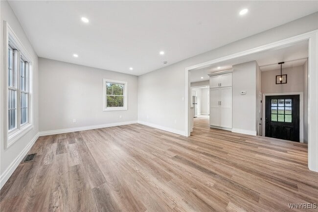 Foto del edificio - 1665 Maple Rd