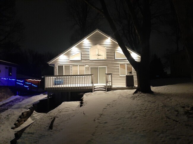 VISTA NOCTURNA DE LA CUBIERTA TRASERA - 4301 Quaker Trl NE