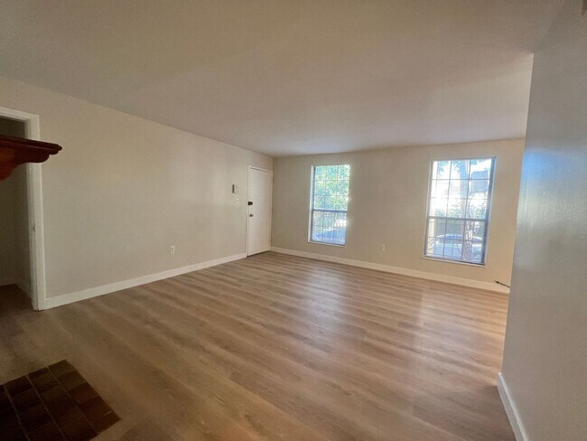 Foto del edificio - Lovely 2 BR/1 BA Condo in Fairlawn!