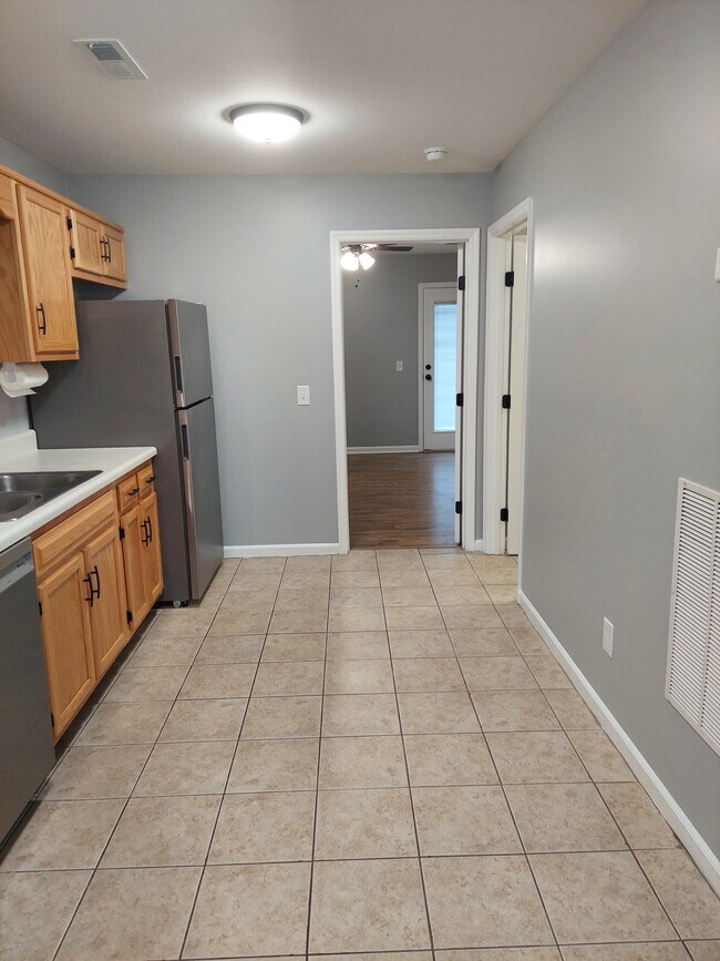 Cocina con vista a la sala de estar - 1438 Vance Rd