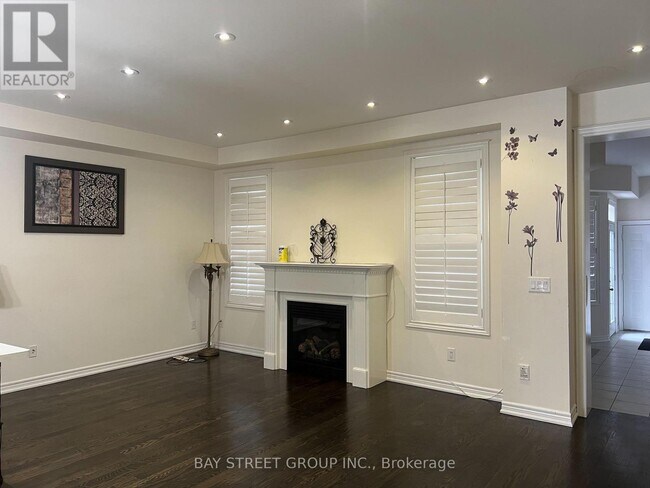 Photo du bâtiment - 571 Sixteen Mile Dr