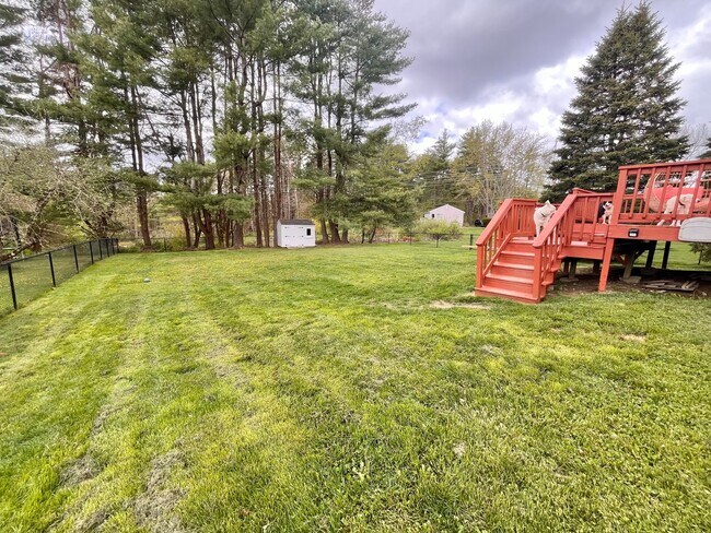 Building Photo - Single Family 3 bed/1.5 bath, Large fenced...