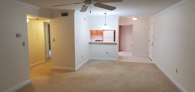 Vista de la sala de estar y la cocina - 2691 Sabal Springs Cir