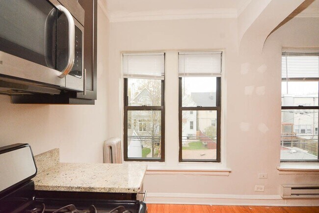 Building Photo - 4644 N Paulina St