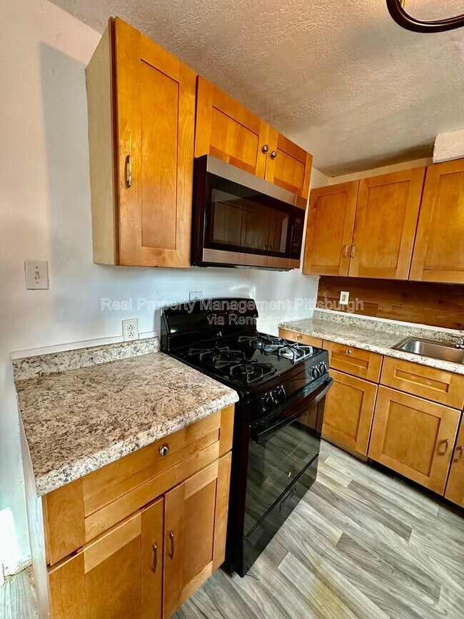 Foto del edificio - 8612 Oakcrest Rd