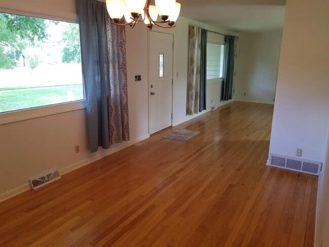 Dining room - 519 W Starin Rd