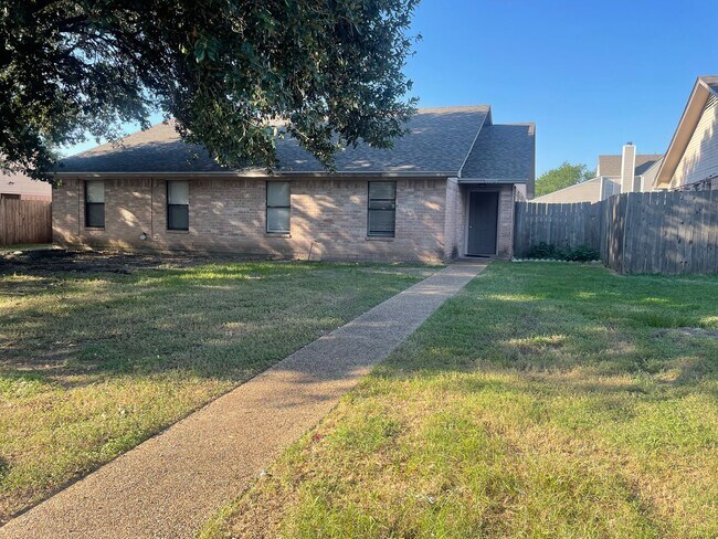 Building Photo - AUGUST PRE-LEASE!  Great 3 bedroom 2 Bathroom Duplex with Small Yard