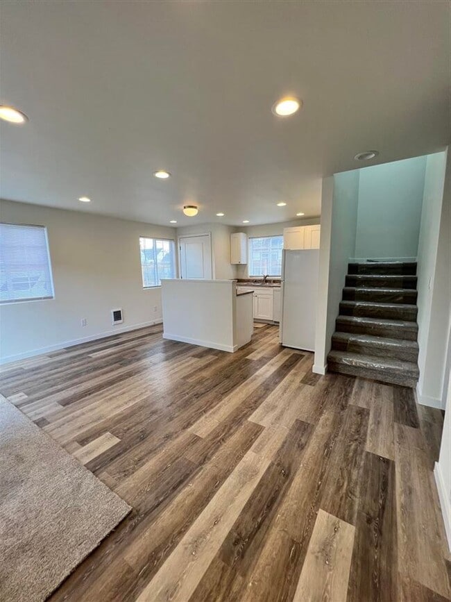 Building Photo - ThomasV