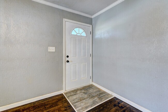 Foto del edificio - Available Now!