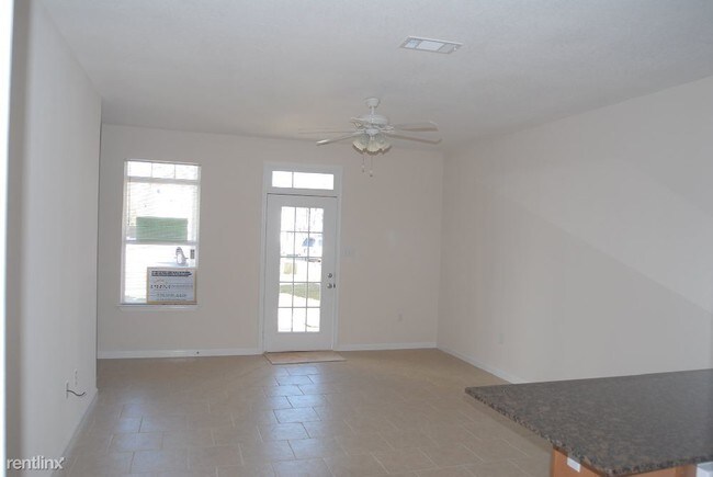Building Photo - 1201 Century Oaks Dr
