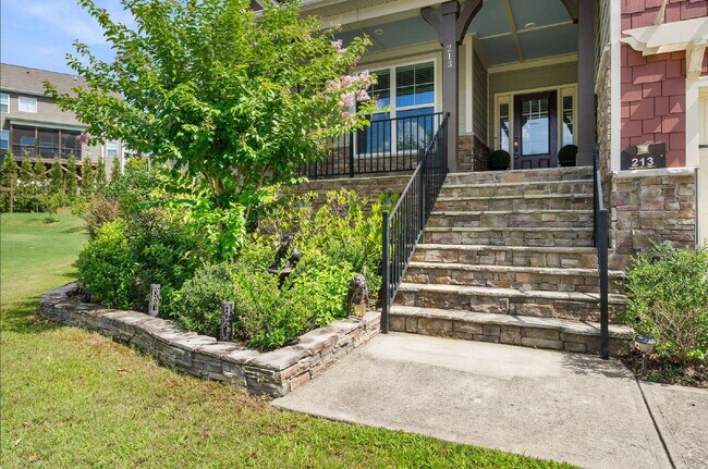 Foto del edificio - Luxurious 4-Bedroom Retreat with Third Floor Bonus Room & Fenced-in Backyard