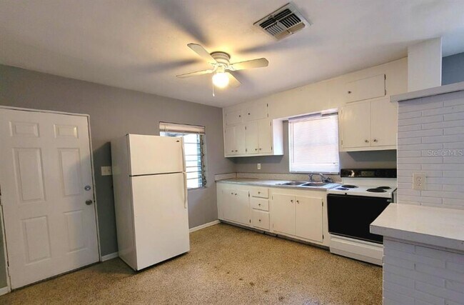 Building Photo - 5806 Siesta Ln