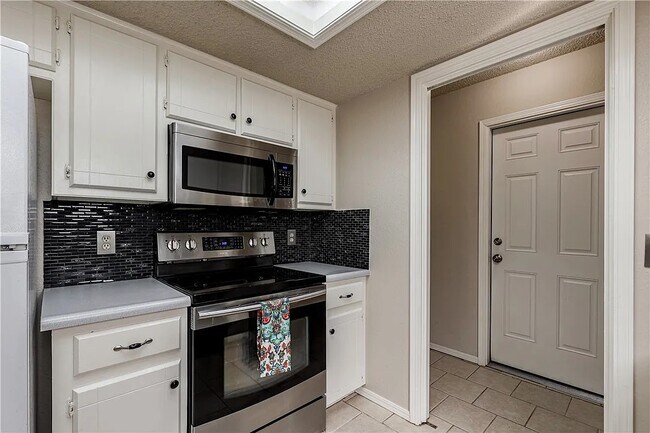 Building Photo - 1709 Apian Way