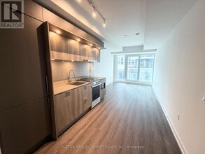 Building Photo - 448 Burnhamthorpe Rd W
