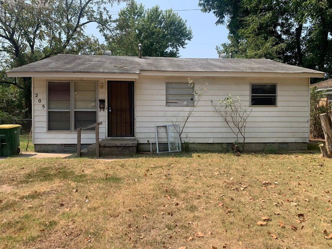 Primary Photo - 205 Meadow Park Dr