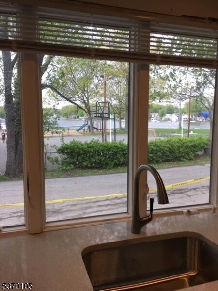 Foto del edificio - 88 E Shore Rd