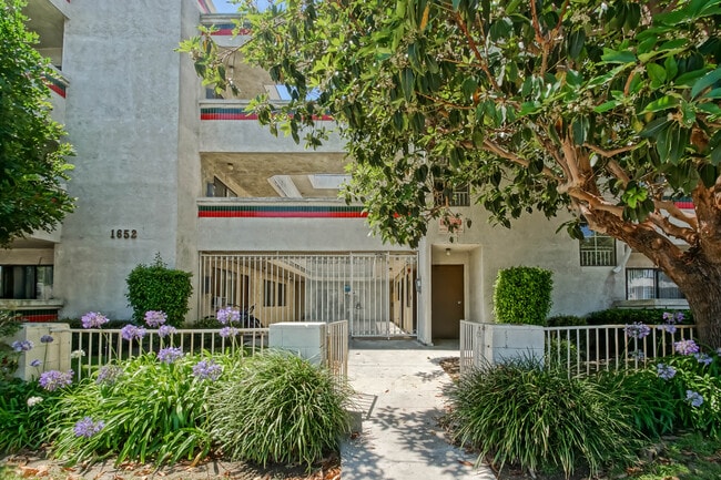 Building Photo - 1652 W 204th St