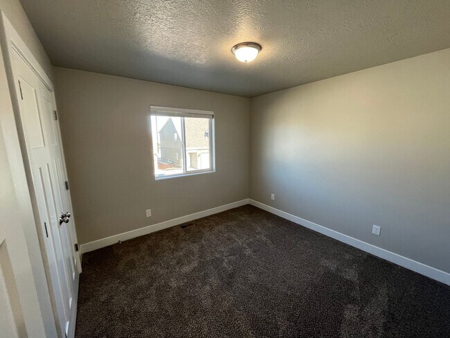 Building Photo - Beautiful Townhome!!