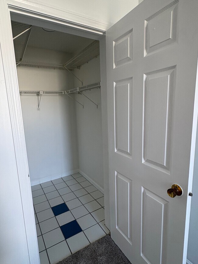 Vestidor - 1240 Whitney Ave