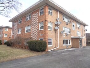 Building Photo - 10933 S Lloyd Dr