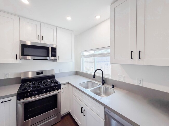 Building Photo - 721-27 E 22nd St