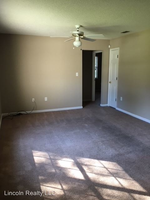 Building Photo - 2204 Pin Oak Cir
