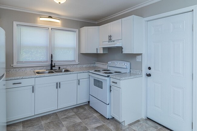 Foto del edificio - 3 BR | 1 BA Brick Home in Goldsboro - just...