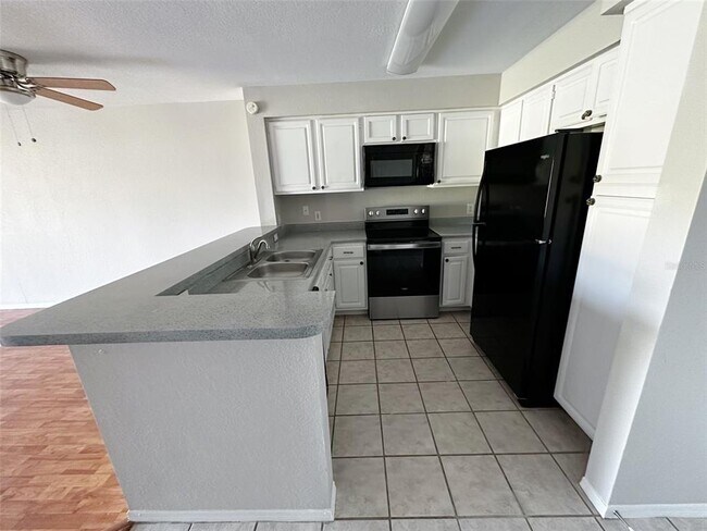 Building Photo - 13905 Fairway Island Dr