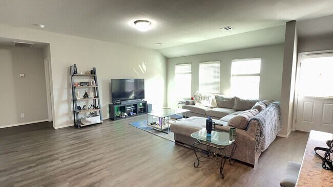 Foto del edificio - Welcome to your beautiful 4 bedroom, 2 bath home located in Bixby!