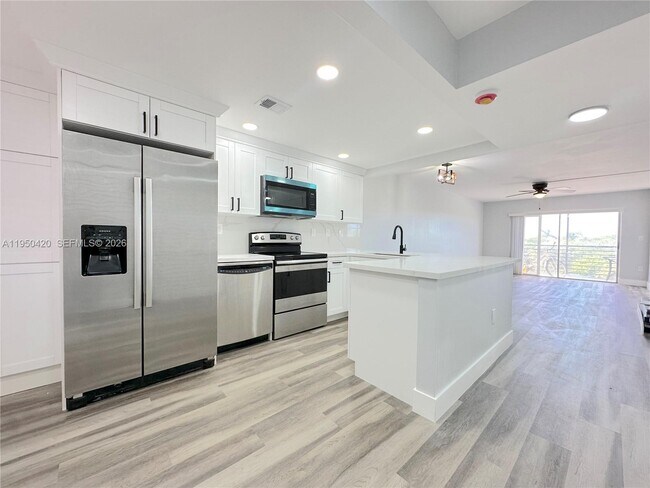 Building Photo - 3110 N Pine Island Rd