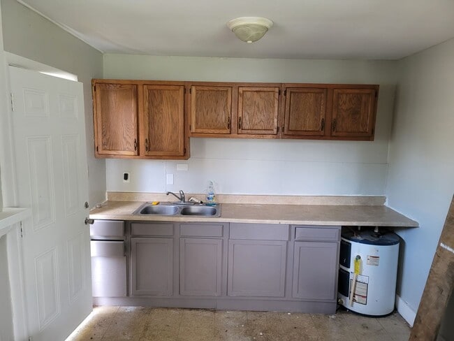 Building Photo - 4 Bedroom 1 Bathroom Single Family Home. C...