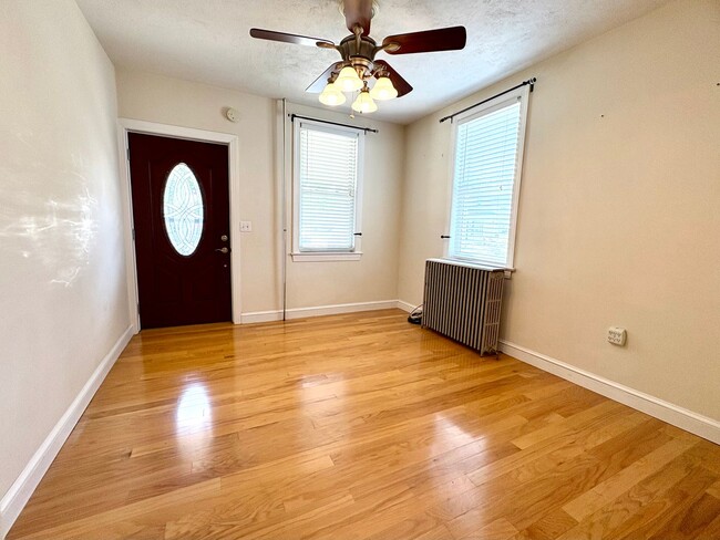 Foto del edificio - 2 Bedroom 1.5 Bathroom with bonus room in ...