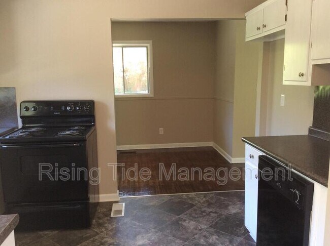 Building Photo - 413 Fernbrook Ave