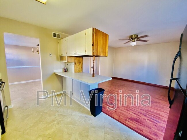 Building Photo - 5582 New Colony Dr
