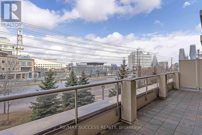 Building Photo - 310 Burnhamthorpe Rd W