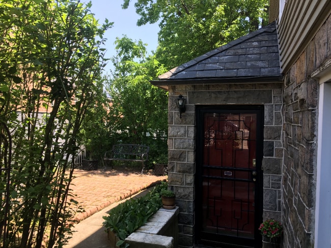 Building Photo - 2566 Pearsall Ave