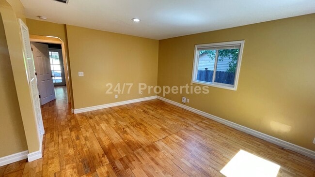 Foto del edificio - 2 Primary Suites + Huge Yard in Markham - ...