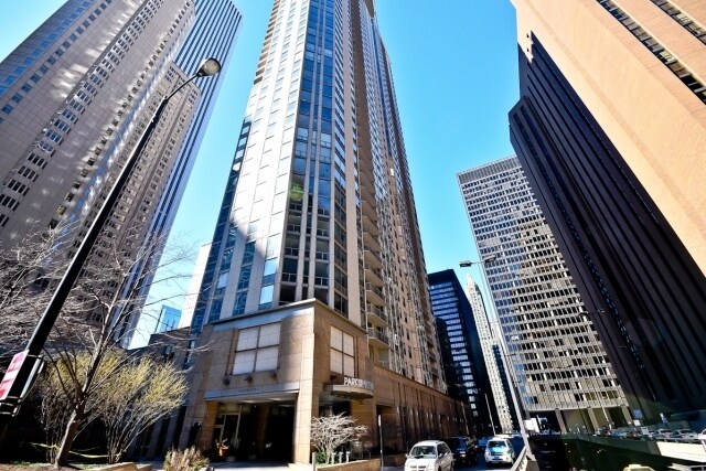 Foto del edificio - 222 N Columbus Dr