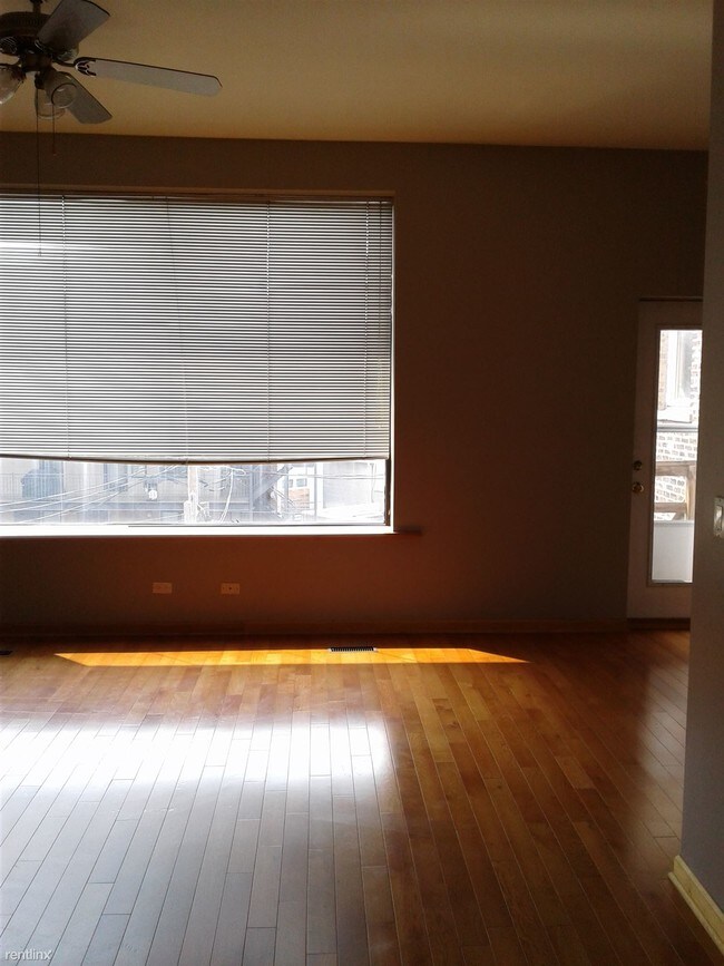 Foto del edificio - 1176 N Milwaukee Ave