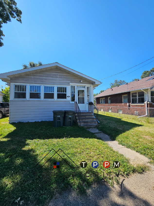 Primary Photo - 2 Bedroom | 1 Bathroom Single-Family Home ...