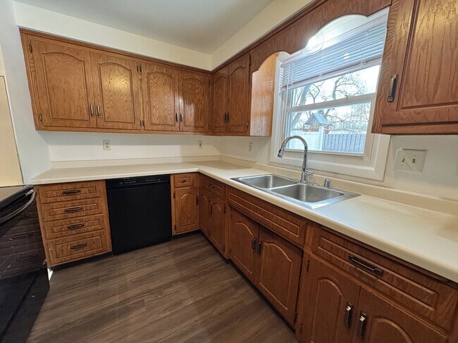 Foto del edificio - 406 N St Bernard Dr