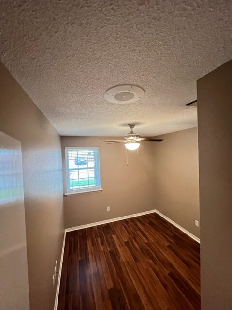 Foto del edificio - 704 Deerfield Rd